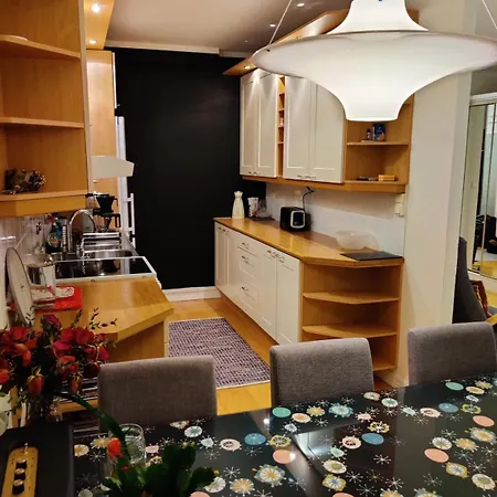 Spacious And Bright 2 Bedroom דירה *